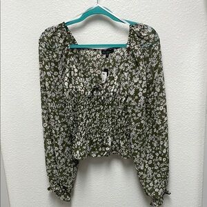Ever After NWT Junior’s Floral Semi Sheer Long Sleeve Size Large Top Olive Green